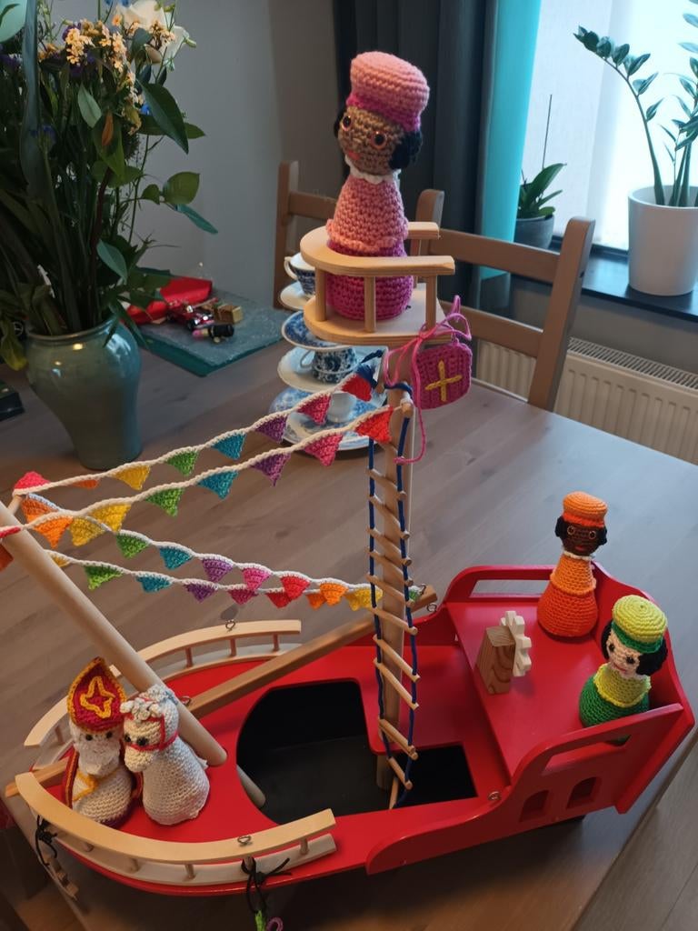 Sinterklaas boot met pieten of piraten schip van wolplein., Ophalen of Verzenden, Gebruikt, Jongen of Meisje