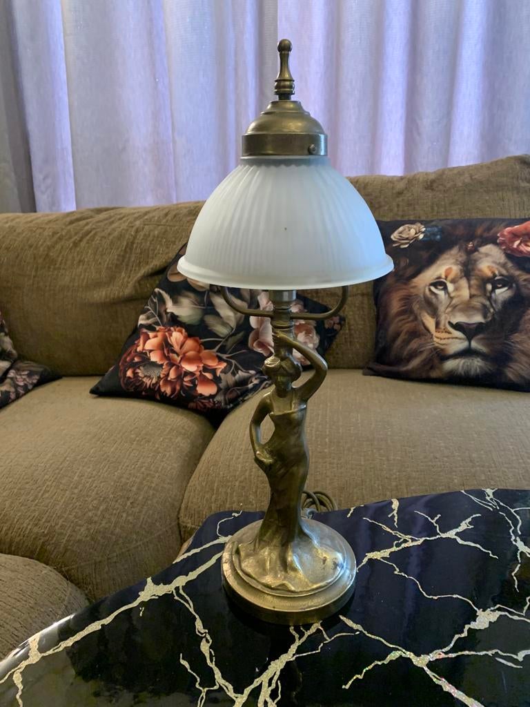 Zware Antieke lamp vrouw koper met glazen kap, Ophalen of Verzenden