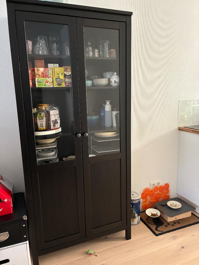 Ikea Hemnes vitrinekast donkerbruin/ zwart, Ophalen, Met deur(en), 50 tot 100 cm, Zo goed als nieuw