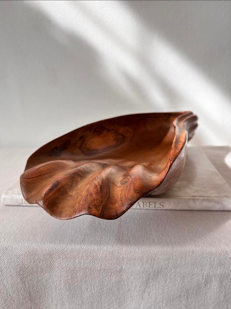 Vintage handgesneden schaal ‘A. Fernandez’ | Golvend hout, Schaal, Ophalen of Verzenden, Zo goed als nieuw, Overige vormen