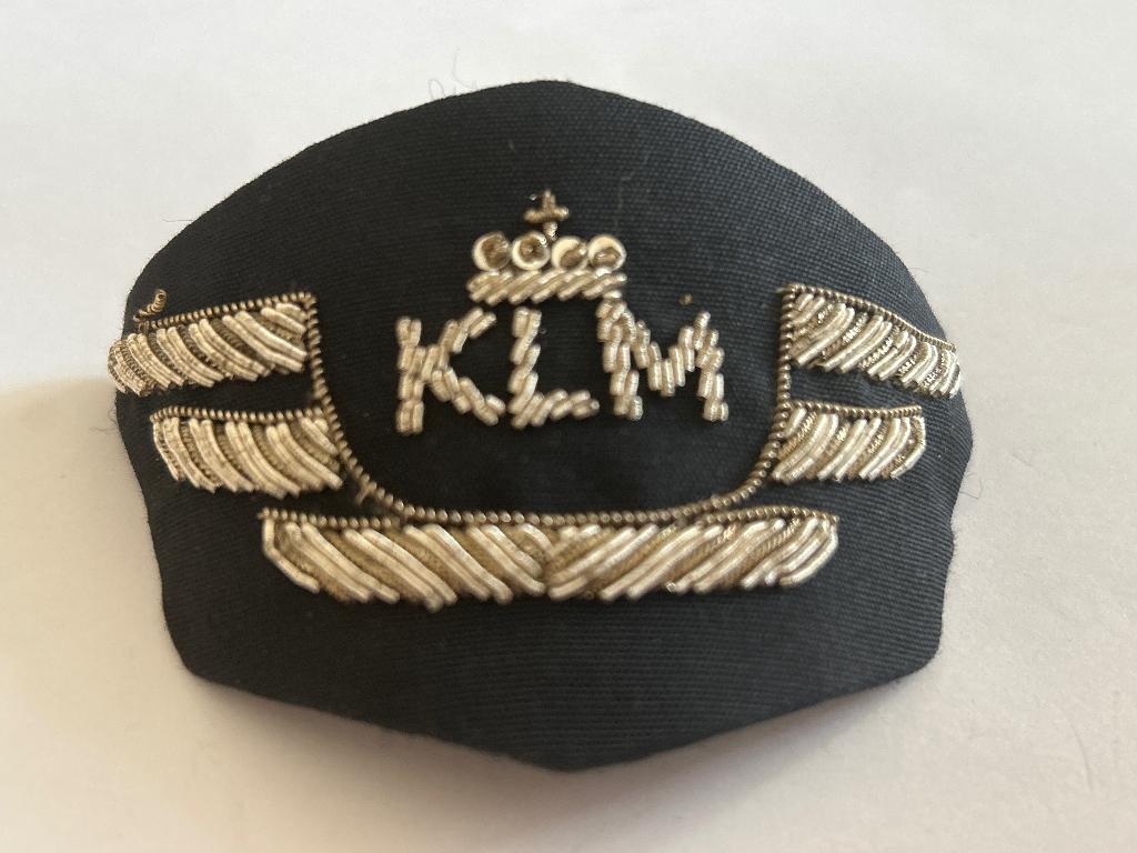 Origineel KLM Piloten Pet-Embleem - Handgeborduurd Gouddraad, Verzenden, Zo goed als nieuw, 1 t/m 20, Gevuld