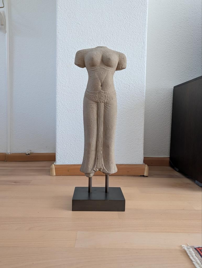 Stenen beeld van een vrouwelijk torso op sokkel, Ophalen of Verzenden