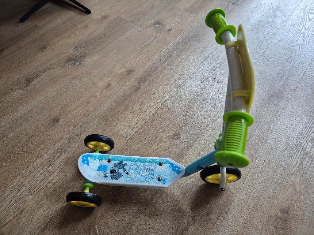 Te Koop Stepje met afbeelding Woezel en Pip, Ophalen, Zo goed als nieuw, Loopvoertuig