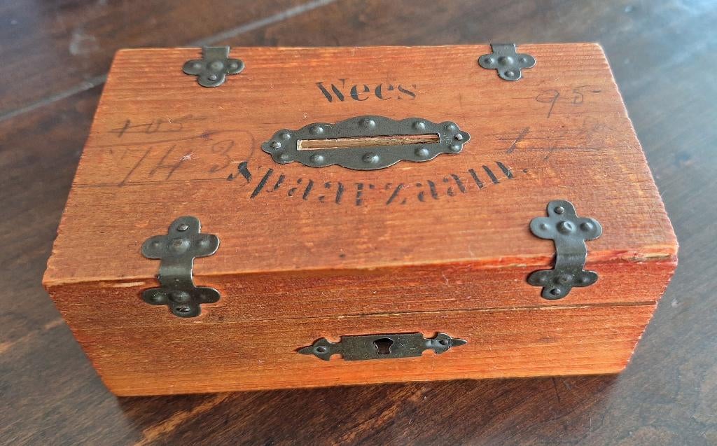 Antiek houten spaarpotje “Wees Spaarzaam”., Verzamelen, Spaarpotten, Ophalen of Verzenden, Gebruikt, Hout, Overige thema's