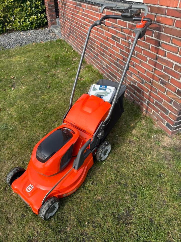 Husqvarna LC347iVX accumaaier grasmaaier conplete set!!, Tuin en Terras, Grasmaaiers, Zo goed als nieuw, Accu-grasmaaier, 40 t/m 49 cm