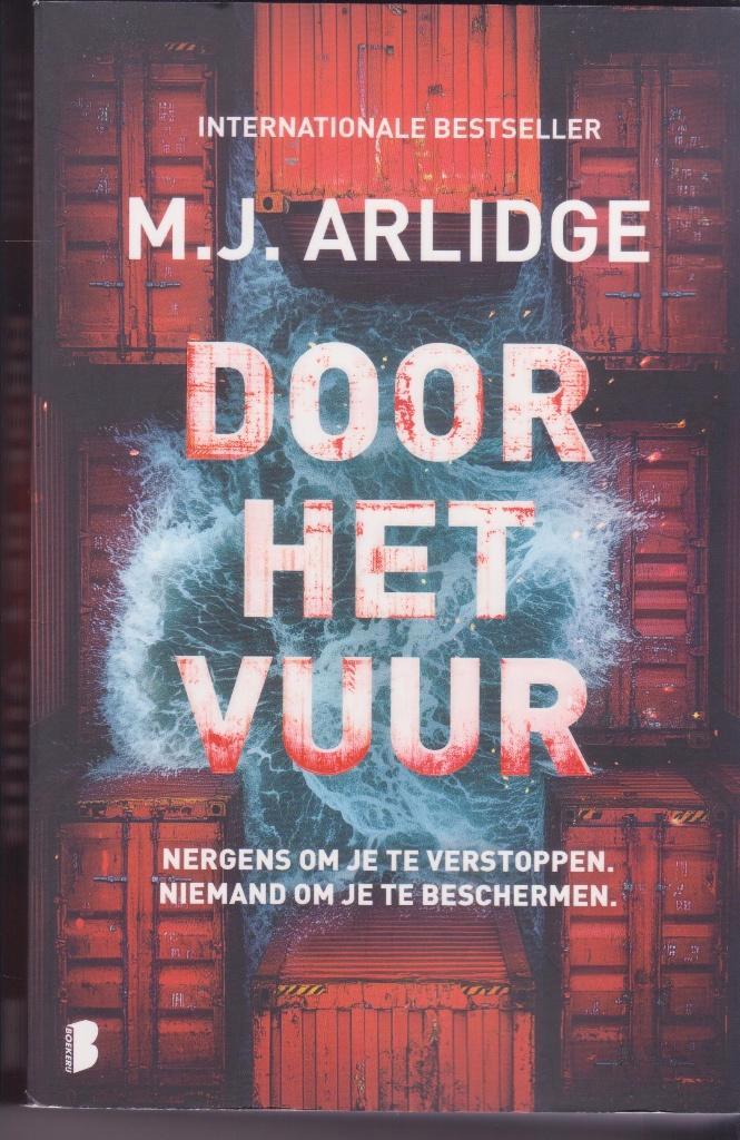 M.J. Arlidge * Door het vuur, Boeken, Thrillers, Zo goed als nieuw, Ophalen of Verzenden