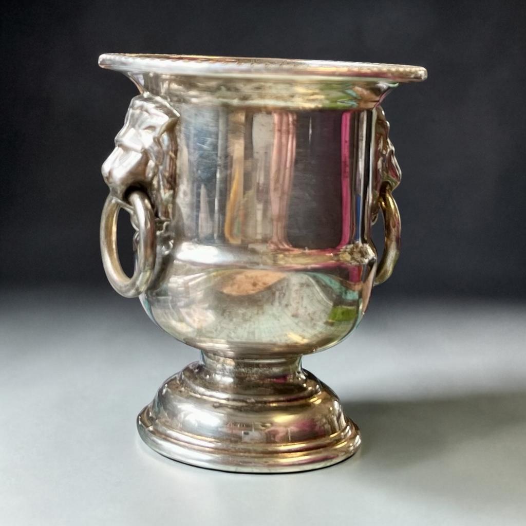 Verzilverd vaasje/bekertje met leeuwenkoppen, Ophalen of Verzenden