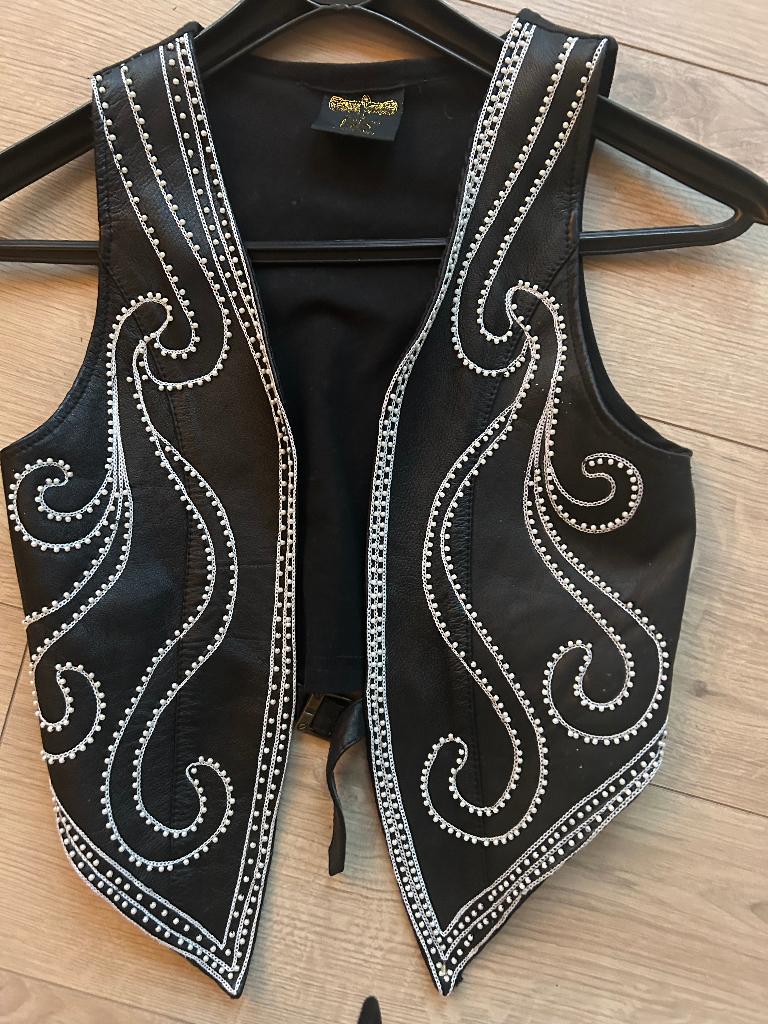 Gilet Dames zwart leer met witte pareltjes, Kleding | Dames, Tops, Zwart, Ophalen of Verzenden, Zo goed als nieuw, Maat 36 (S)