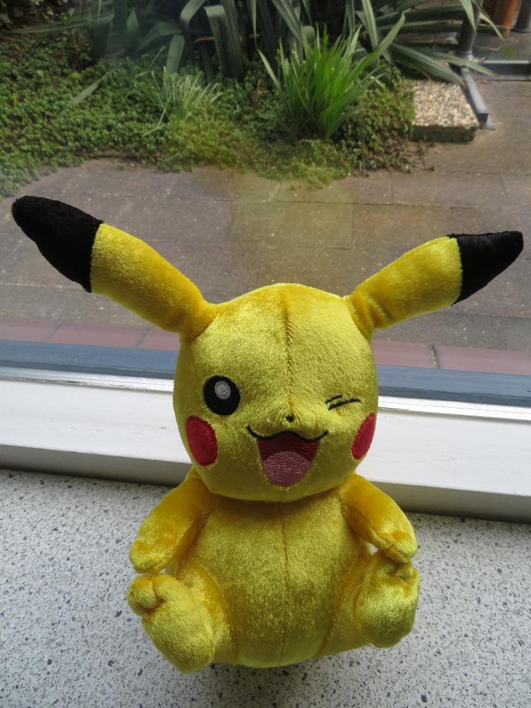 Pikatchu Pokémon merk Tomy knipogend glanzend velours, Geel, Overige typen, Ophalen of Verzenden, Zo goed als nieuw