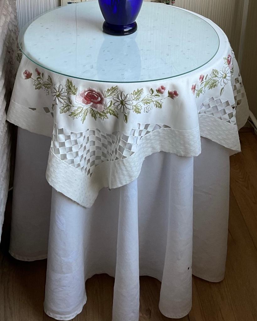 Ronde houten bijzettafel met glazen plaat, Ophalen, Rond, Minder dan 55 cm, 60 cm of meer