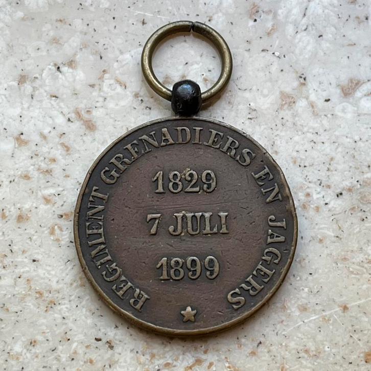 HERRINNERINGS MEDAILLE REG GRENADIERS &JAGERS 1829-1899, Verzamelen, Militaria | Algemeen, Lintje, Medaille of Wings, Ophalen of Verzenden