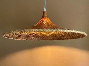 Lamp gemaakt van een oude rotan hoed Cooli China Riksja beschikbaar voor biedingen