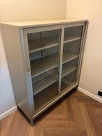 IDÅSEN Vitrinekast - Beige met schuifdeuren, Huis en Inrichting, Kasten | Buffetkasten, Ophalen, 100 tot 150 cm, 100 tot 150 cm