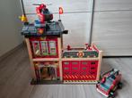 Hape Brandweerkazerne met accessoires, Kinderen en Baby's, Speelgoed | Poppenhuizen, Ophalen, Zo goed als nieuw, Poppenhuis
