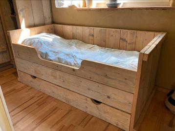 Kajuitbed van steigerhout  beschikbaar voor biedingen