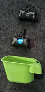 Voerschep en 2 rollen poepzakjes met 2 houders honden, Dieren en Toebehoren, Ophalen of Verzenden, Zo goed als nieuw, Hondenriem-accessoire