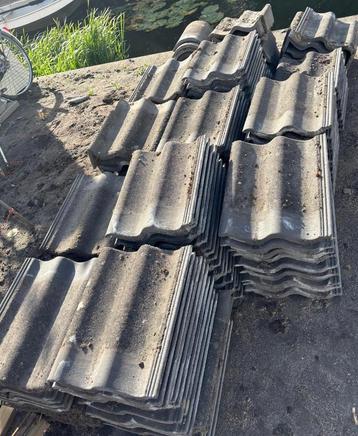 Gebruikte licht grijze, betonnen dakpannen beschikbaar voor biedingen