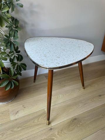 Vintage bijzettafel (groot) Driehoekig 60x64cm beschikbaar voor biedingen