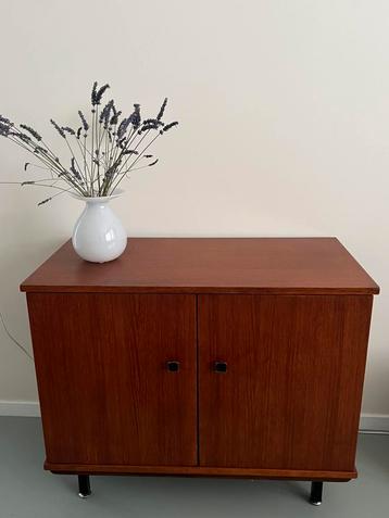 Lief Vintage teak kastje beschikbaar voor biedingen