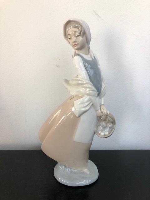 NAO Lladro porselein: Meisje met hoofddoek (Reyshof), Antiek en Kunst, Antiek | Porselein, Ophalen of Verzenden