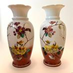 Mooie set van 2 Victoriaanse vazen van melkglas, Ophalen of Verzenden