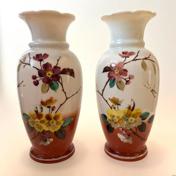 Mooie set van 2 Victoriaanse vazen van melkglas beschikbaar voor biedingen
