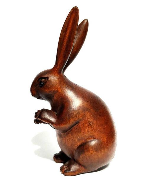 Boxwood Netsuke van een haas met lange oren, Verzamelen, Dierenverzamelingen, Nieuw, Beeldje of Figuurtje, Overige soorten, Ophalen of Verzenden