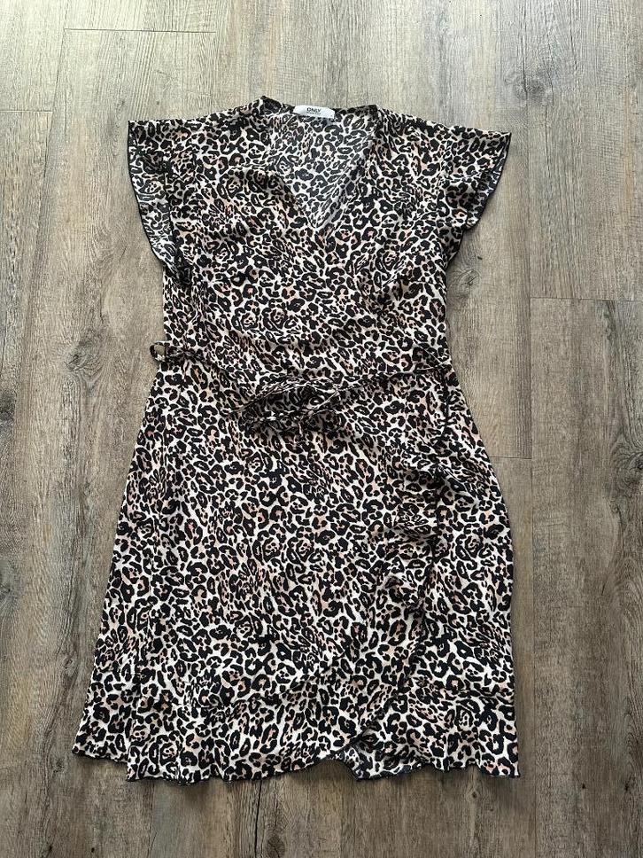 Super leuke jurk van Only, maat M, ZGAN!, Kleding | Dames, Jurken, Zo goed als nieuw, Maat 38/40 (M), Bruin, Boven de knie, Ophalen of Verzenden