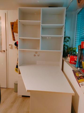 kast met bureau  beschikbaar voor biedingen
