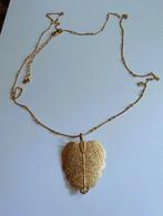 Lange goudkleurige ketting met iets doorzichtige Blad hanger, Sieraden, Tassen en Uiterlijk, Kettingen, Verzenden, Zo goed als nieuw