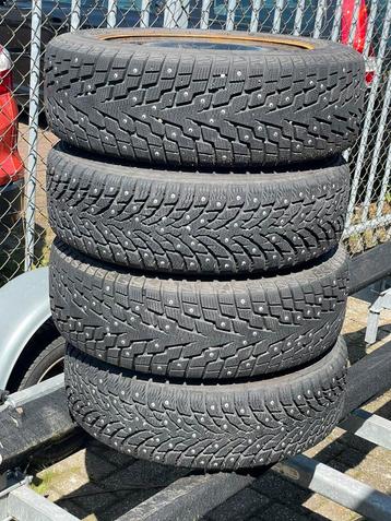 Volvo V70 - 195/65R15 winter / spike banden - garbage run beschikbaar voor biedingen