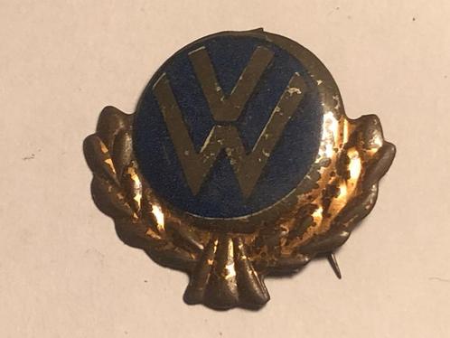 Metalen VW VOLKSWAGEN Speld (Blauw/Aluminium-/Goudkleur)., Verzamelen, Speldjes, Pins en Buttons, Zo goed als nieuw, Speldje of Pin