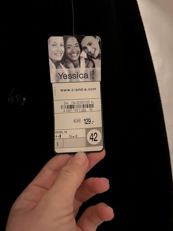 Zwarte wollen lange jas beschikbaar voor biedingen