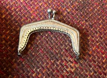 Beugeltje voor tasje/portemoneetje beschikbaar voor biedingen