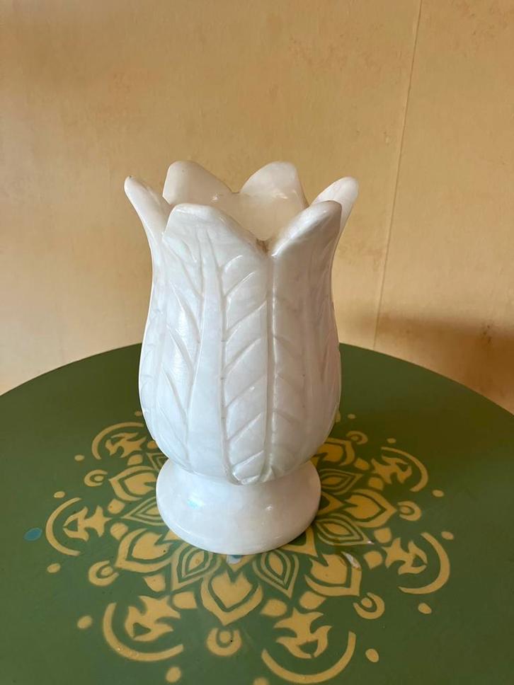 Witte Marmeren Tulpenvaas 🌷, Huis en Inrichting, Woonaccessoires | Vazen, Zo goed als nieuw, Wit, Minder dan 50 cm, Aardewerk of Porselein