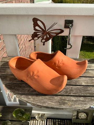 1 Paar terra cotta klompen. Als decoratie of aan muur hangen beschikbaar voor biedingen