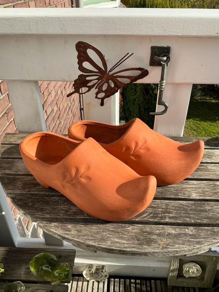 1 Paar terra cotta klompen. Als decoratie of aan muur hangen, Antiek en Kunst, Curiosa en Brocante, Ophalen of Verzenden