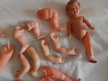 onderdelen voor invalide kleine popjes in kastje beschikbaar voor biedingen