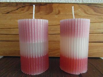 2 kaarsen nieuw ribbel in  rood roze wit 8,5 cm H 5 cm doors beschikbaar voor biedingen