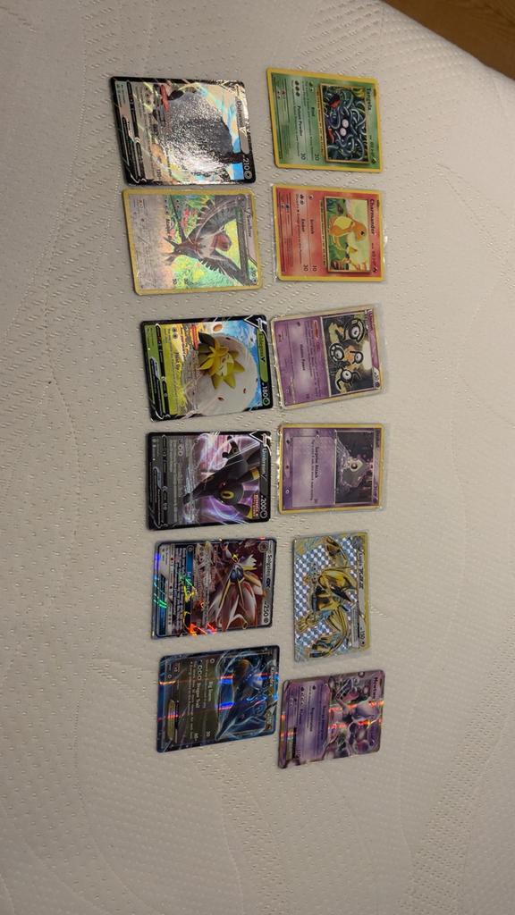 Pokemon kaarten + grotekaart + munt, Hobby en Vrije tijd, Verzamelkaartspellen | Pokémon, Zo goed als nieuw, Meerdere kaarten