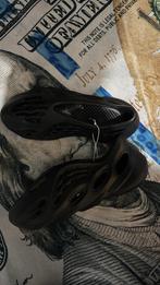 Yeezy foamrunner maat 42 maar valt 43, Kleding | Heren, Schoenen, Slippers, Verzenden, Zwart, Nieuw