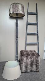 Huis decoratie landelijk ladder/trap staande lamp poef vacht, 150 tot 200 cm, Zo goed als nieuw, Ophalen