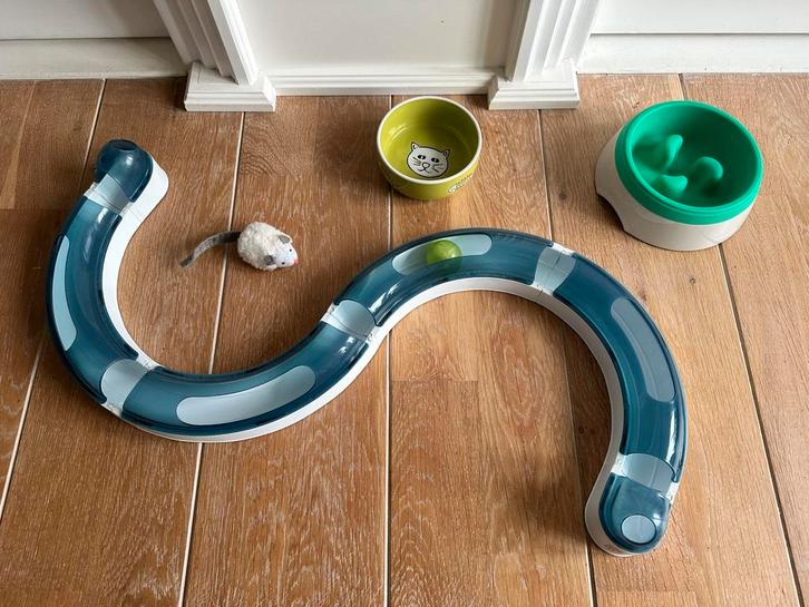 Eet en water bakje en speel accessoires voor de kat:, Dieren en Toebehoren, Kattenspeelgoed, Zo goed als nieuw, Intelligentiespeelgoed