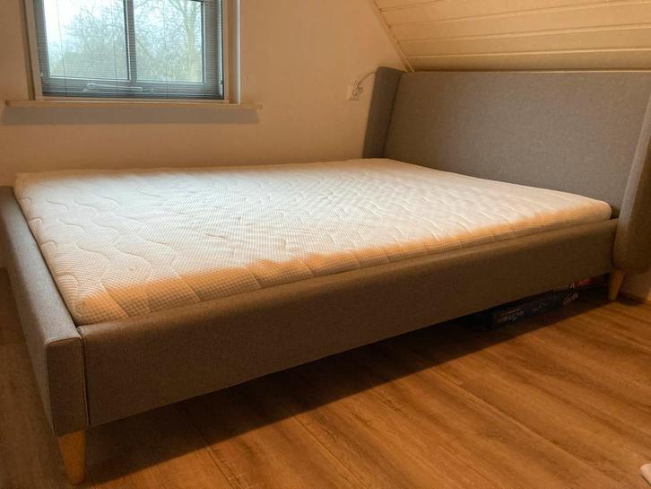 Jysk Kungshamn bedframe met lattenbodem en matras, Huis en Inrichting, Slaapkamer | Boxsprings, Zo goed als nieuw, 140 cm, 200 cm