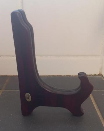Donkerbruine houten bordenhouder #1 beschikbaar voor biedingen