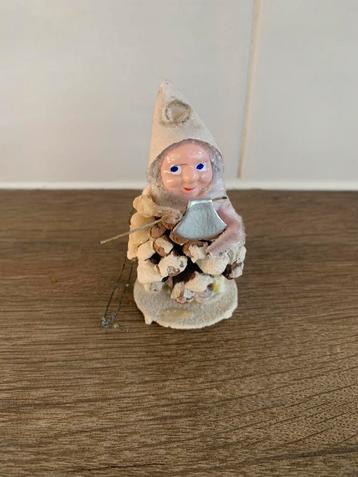 Oude Kerstversiering, denneappel kabouter beschikbaar voor biedingen