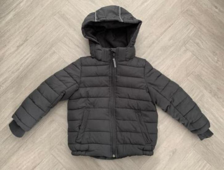 WARME donker grijze jas maat 104 - 110!, Kinderen en Baby's, Kinderkleding | Maat 104, Zo goed als nieuw, Jongen, Jas, Verzenden