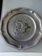 Tinnen "bord" met ophanghaakje., Ophalen