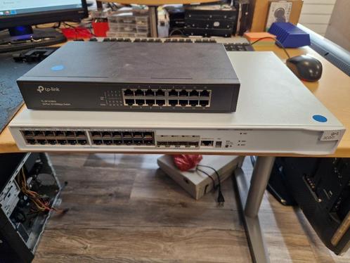 2x network switch 16x en 24x port + Router, Computers en Software, Netwerk switches, Ophalen