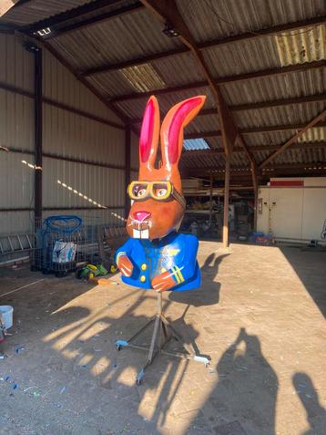Carnavalspoppen / carnavalswagen hazen / konijnen te koop beschikbaar voor biedingen